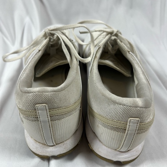 Nike White Athletic Shoes with Low-Top Design - Picture 3 of 4